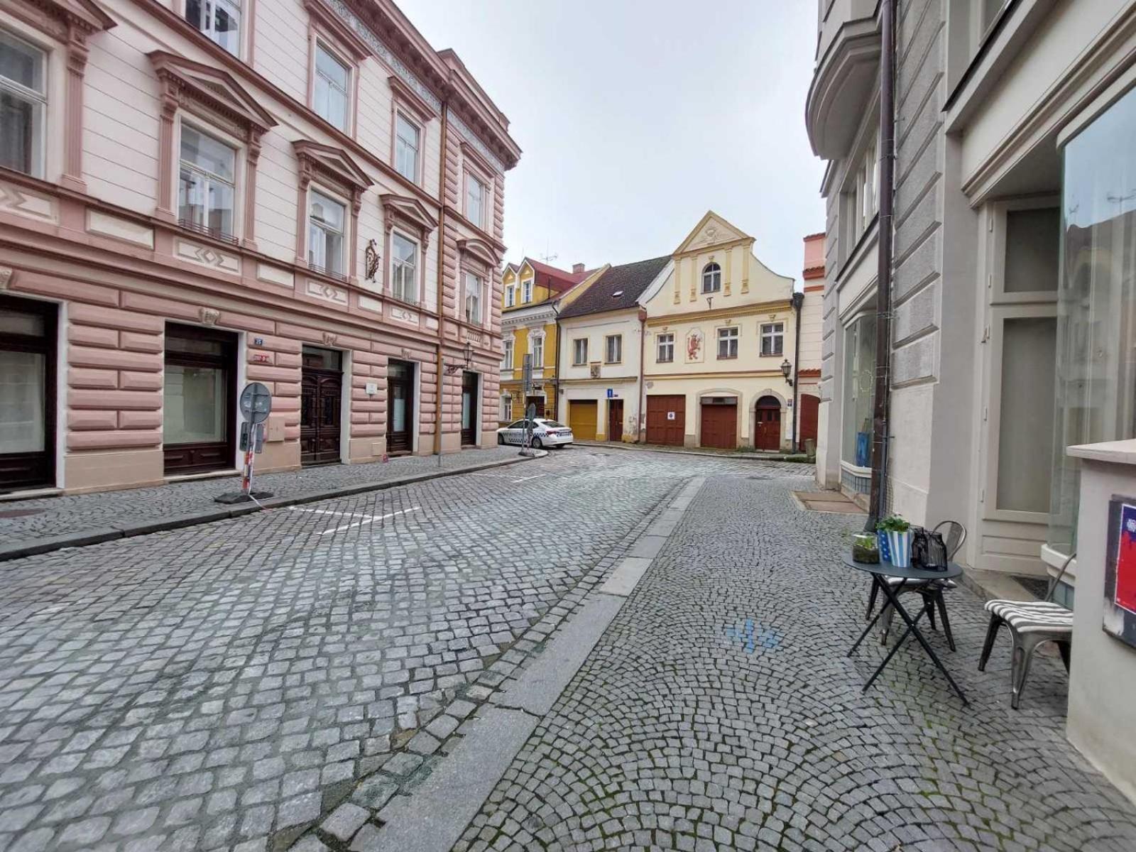 Prostorny Byt V Centru 3 Kk 80 M2 Hradec Kralove Bagian luar foto