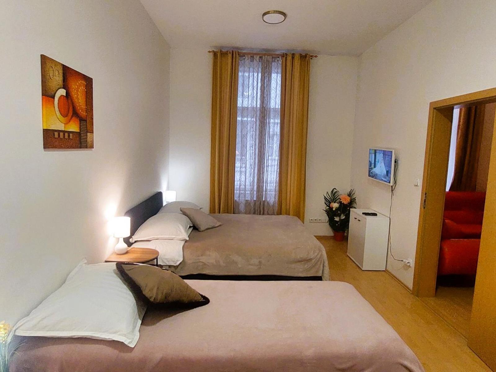 Prostorny Byt V Centru 3 Kk 80 M2 Hradec Kralove Bagian luar foto